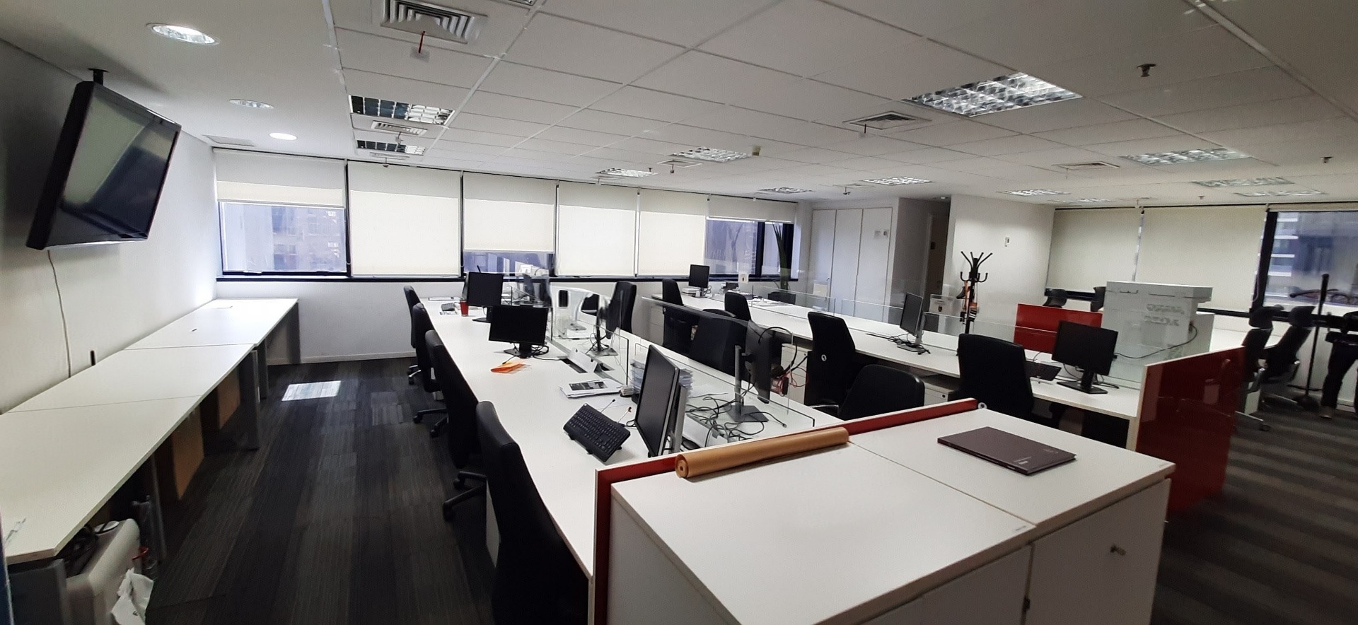 Estações de trabalho com vista para o entorno corporativo
