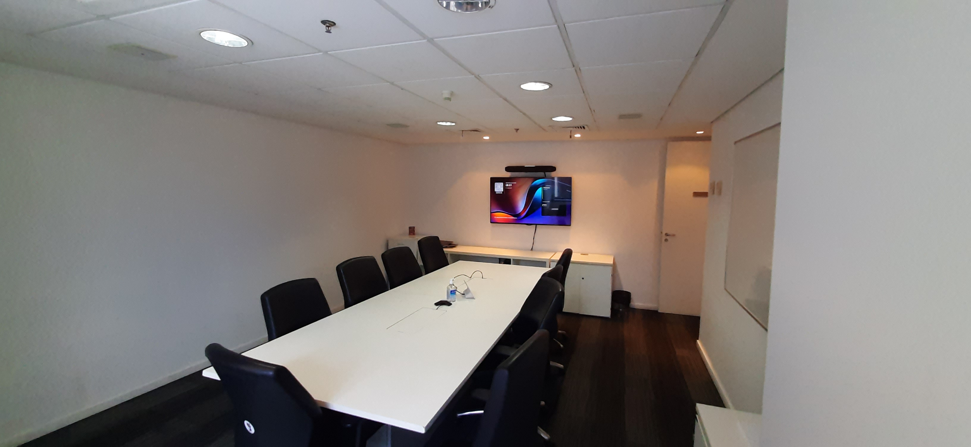 Sala de reunião ampla com TV e mesa de 10 lugares