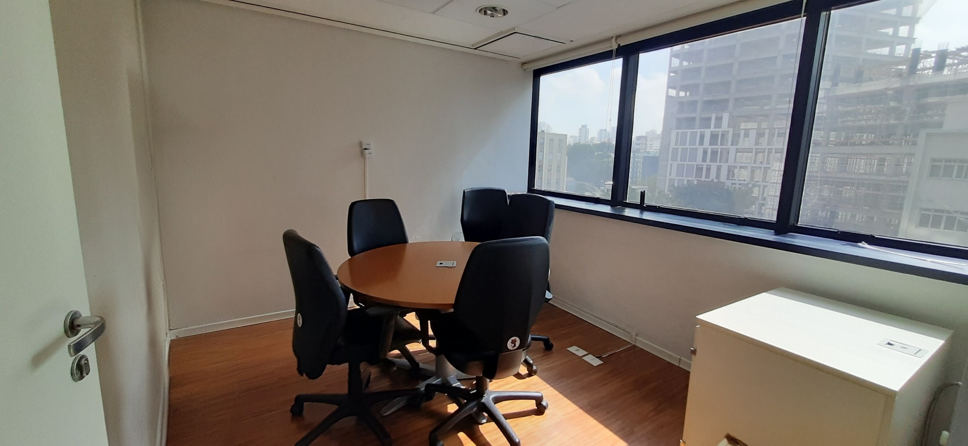 Sala de reunião privativa com vista para Pinheiros